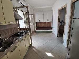 佩斯基奇Appartamenti da Matteo的厨房配有炉灶和沙发。