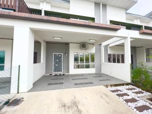 Kampong BesutDe Qasturee KLIA@Kota Warisan homestay nearest to airport的白色的房子,有门和庭院