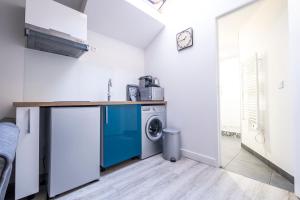 兰斯Appartement cosy face à la basilique Saint Remi的厨房配有洗衣机和洗衣机。