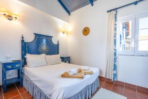 米尔芳提斯城Hotel Mar e Sol VNMF by Umbral的卧室配有蓝色和白色的床,提供毛巾