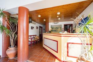 米尔芳提斯城Hotel Mar e Sol VNMF by Umbral的植物房屋的开放式厨房和用餐区