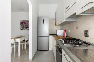 博洛尼亚A Casa di Giorgia by Wonderful Italy的厨房配有白色冰箱和桌子