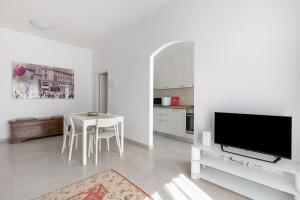 博洛尼亚A Casa di Giorgia by Wonderful Italy的白色的客厅配有桌子和电视。