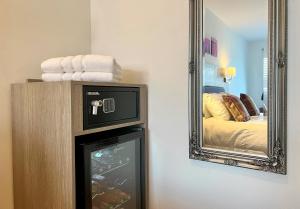 泰纳布鲁厄赫Fyne Rooms的一间设有镜子、电视和床的房间