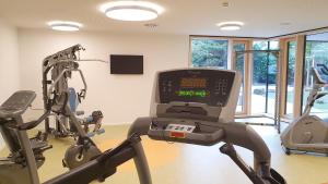 腓特烈港诺布洛克酒店的健身房设有两辆健身自行车和跑步机
