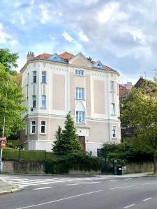 布拉格Central-Modern-Apartment的街道边的白色大建筑