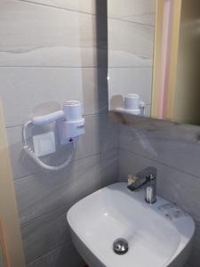 霍里顿Hotel Erato的浴室设有白色水槽和镜子