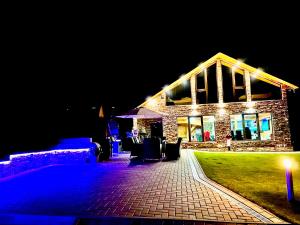 科利比塔VIP Villa & Spa的一座石屋,晚上有灯