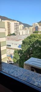 里约热内卢Hosts in Rio Homestay的从城市窗户欣赏城市美景,