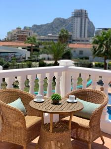 卡尔佩Casa los Pinos Calpe Playa的美景阳台配有桌椅