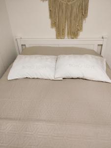 Beʼer OraDekel Dom Baharava的床上有2个白色枕头