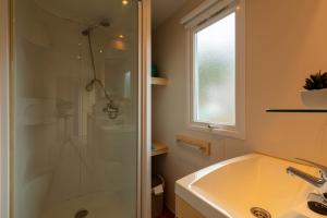 耶尔Le Photinia, mobil-home climatisé avec vue mer situé au cœur du domaine的带淋浴和盥洗盆的浴室