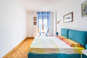 卡利亚里Casa San Saturnino appartamento 8 posti Cagliari centro的一间卧室设有一张大床和一个窗户。