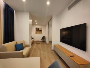 奥里斯塔诺Carducci Art Guesthouse的客厅配有大屏幕平面电视