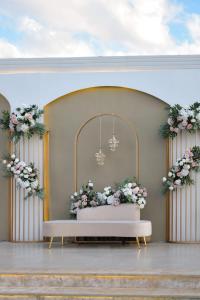阿杰隆مزرعة جوليا的一个带鲜花和吊灯的婚礼坛
