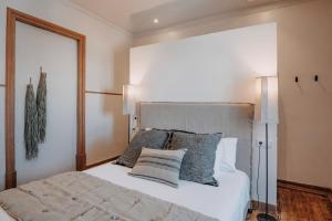 Casa BrancaCasa Az-Zagal - by Unlock Hotels的卧室配有白色的床和2个枕头