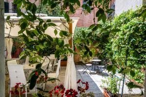 威尼斯Hotel Apostoli Garden的庭院里种有植物和鲜花的花园