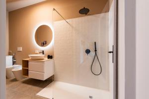 拉韦诺Labiena Lake Maggiore的带淋浴、水槽和卫生间的浴室