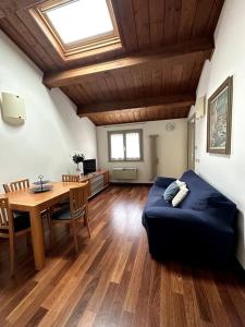 弗利Casa Petrucci centro storico的客厅配有蓝色的沙发和桌子