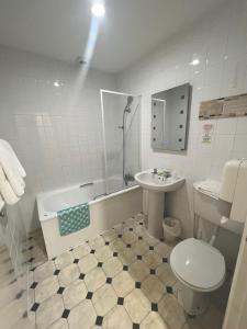 伊斯特布恩伊斯特里维埃拉酒店的浴室配有卫生间、盥洗盆和浴缸。