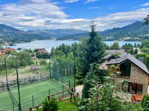 科利比塔VIP Villa & Spa的湖畔小山上的网球场