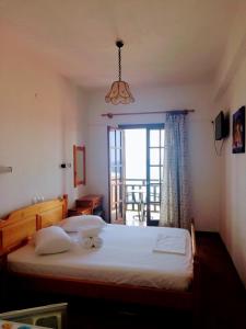霍里顿Hotel Erato的一间卧室设有一张床和一个美景窗户。