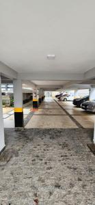 伯迪亚哥Recanto Do Sol Bertioga的一个空的停车场,有汽车停在车库里