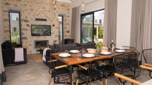 博德鲁姆Bodrum Ortakent Luxury Private Villa with Pool的用餐室以及带桌椅的起居室。
