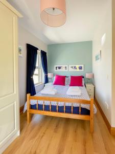 库申多尔Mount Edwards Hill Guest Accommodation的一间卧室配有一张带红色枕头的大床