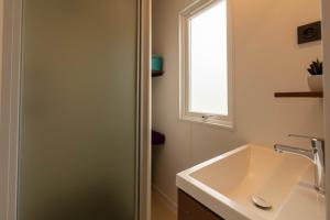 耶尔Le Palmier, mobil-home sans vis-à-vis idéalement situé entre mer et vignes的一间带水槽和窗户的浴室