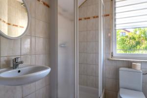 弗瓦迪斯瓦沃沃Rubin-Chłapowo的一间带水槽、淋浴和镜子的浴室