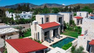 博德鲁姆Bodrum Ortakent Luxury Private Villa with Pool的享有带游泳池的房屋的空中景致