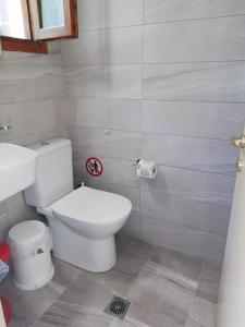 霍里顿Hotel Erato的浴室配有白色卫生间和盥洗盆。