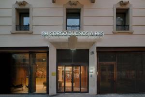 米兰NH Milano Corso Buenos Aires的带有读取领事馆空气的标志的建筑物