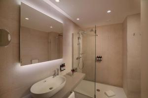 米兰NH Milano Corso Buenos Aires的浴室配有白色水槽和淋浴。