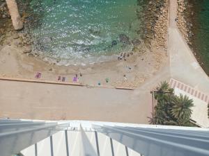 阿利坎特Apartamento Torre Alacant的享有海滩和大海的顶部景色