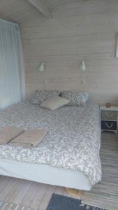 SuuremõisaJaagu majad的卧室配有带白色棉被和枕头的床