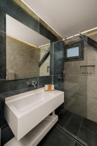 兰特斯Marina apartments的浴室配有白色水槽和淋浴。