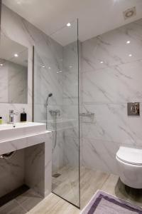 雅典New Amaryllis Hotel的带淋浴、盥洗盆和卫生间的浴室