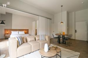 利马SoHo by Wynwood House的客厅配有沙发和1张床