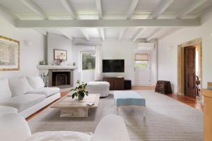 ÁfraTriklino Estate的客厅配有白色家具和电视