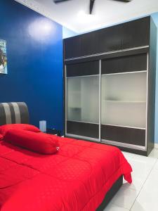 芙蓉DF ZaheenulFitri Homestay (Muslim Homestay)的一间卧室设有红色的床和蓝色的墙壁