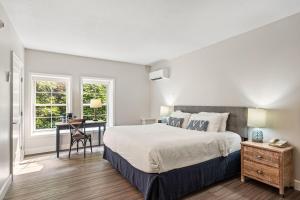 圣迈克尔斯海滨Spa圣米歇尔港酒店 的一间卧室配有一张床、一张书桌和一个窗户。