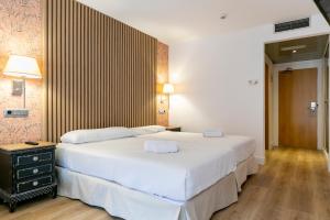 马德里H-A Aparthotel Hotel Quo的卧室设有一张白色大床和木地板