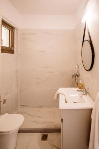卡拉马孔Nadia Apartments B的白色的浴室设有水槽和淋浴。