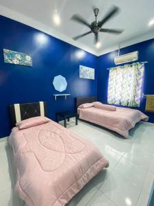 芙蓉DF ZaheenulFitri Homestay (Muslim Homestay)的蓝色客房的两张床,配有吊扇