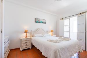 米尔芳提斯城Apartamentos Atlantico by Umbral的白色的卧室设有白色的床和窗户。