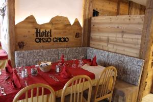 卡里索洛灰熊酒店的一间带红色桌布的餐桌的用餐室