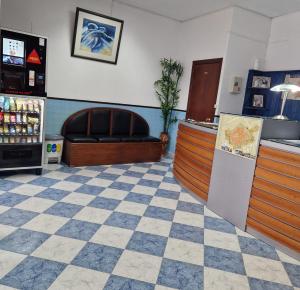 埃尔瓦斯Residencial Antonio Mocisso Guesthouse的一间设有柜台和冰箱的等候室