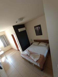 索罗卡巴Sallimas Hotel的一间卧室设有一张大床和两个窗户。
